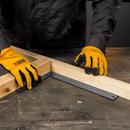 Угольник, 200 х 300 мм, алюминиевый, лазерная гравировка Denzel 32392 купить в Нижневартовске