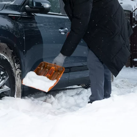 Лопата для уборки снега Сибртех 61673, поликарбонат, 270х360х840 мм, стальной черенок, усиленная купить в Нижневартовске