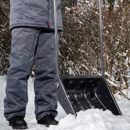 Движок для уборки снега пластиковый Сибртех, 570 х 470 х 1300 мм, стальная рукоятка, Россия, 615925 купить в Нижневартовске