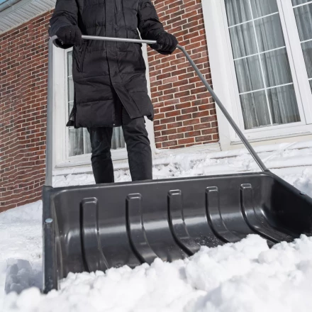 Движок для уборки снега пластиковый Сибртех, 695 х 540 х 1460 мм, стальная рукоятка, Россия 615935 купить в Нижневартовске