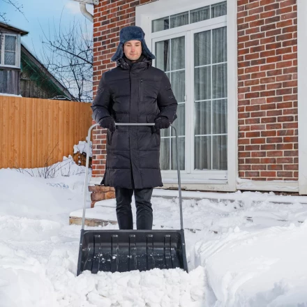 Движок для уборки снега пластиковый Сибртех, 695 х 540 х 1460 мм, стальная рукоятка, Россия 615935 купить в Нижневартовске