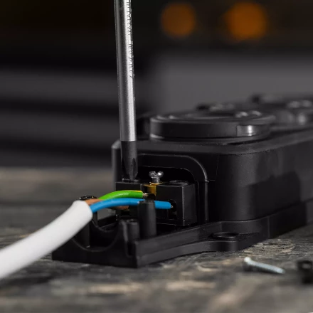 Шнур сетевой Denzel Energy Series, ПВС, 1,5 м, 3 x 1 мм, с неразборной вилкой, белый, 3 м, 37662 купить в Нижневартовске