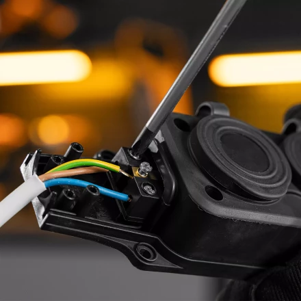 Шнур сетевой Denzel Energy Series, ПВС, 1,5 м, 3 x 1 мм, с неразборной вилкой, белый, 3 м, 37662 купить в Нижневартовске