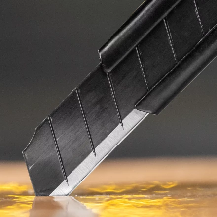 Нож Denzel, 9 мм, сменное лезвие, SK4, алюминиевый корпус, торцевой зажим, 78901 купить в Нижневартовске