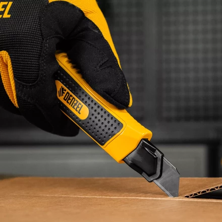 Нож Denzel, 18 мм, сменное лезвие, SK4, корпус из цинкового сплава + TPR, торцевой зажим 78904 купить в Нижневартовске