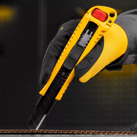 Нож Denzel, 18 мм, сменное лезвие, SK4, корпус из цинкового сплава + TPR, торцевой зажим 78904 купить в Нижневартовске