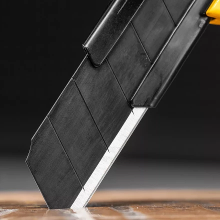 Нож Denzel, 18 мм, сменное лезвие, SK4, корпус из цинкового сплава + TPR, торцевой зажим 78904 купить в Нижневартовске