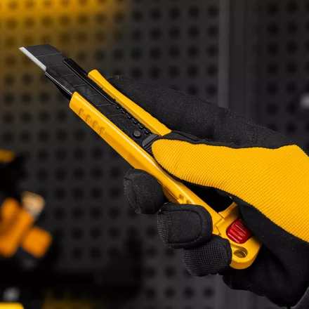 Нож Denzel, 18 мм, сменное лезвие, SK4, корпус из цинкового сплава + TPR, торцевой зажим 78904 купить в Нижневартовске