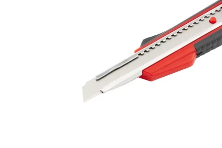 Нож 9мм выдвижное лезвие металлическая направляющая эргономичная двухкомпонентная рукоятка вес 40 грамм MATRIX 78932 купить в Нижневартовске