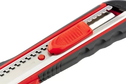 Нож 18мм, выдвижное лезвие, металлическая направляющая, эргономичная двухкомпонентная рукоятка MATRIX 78933 купить в Нижневартовске