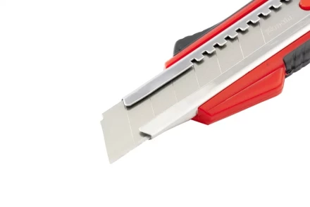 Нож 18мм, выдвижное лезвие, металлическая направляющая, эргономичная двухкомпонентная рукоятка MATRIX 78933 купить в Нижневартовске