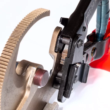 Секторные ножницы КВТ НСТ-32 для резки кабелей до 32 мм, проводов АС со стальным сердечником и прутков из низкоуглеродистой стали (84393) купить в Нижневартовске