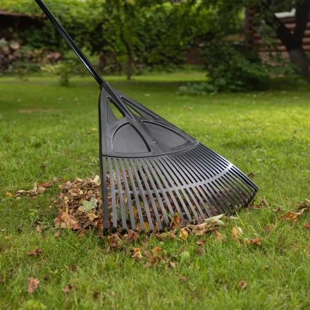 Грабли веерные пластиковые, 620 х 1750 мм, 27 плоских зубьев, алюминиевый черенок, Россия, Palisad 61806 купить в Нижневартовске