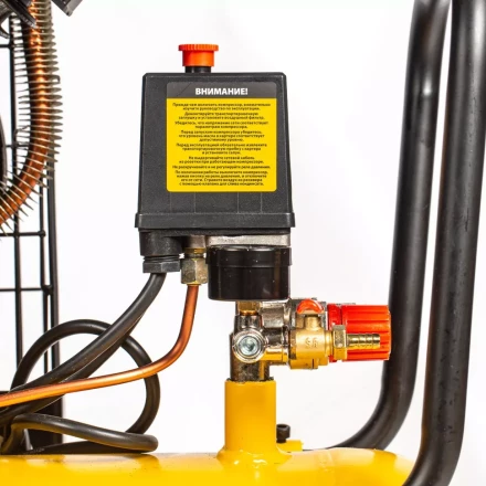 Компрессор воздушный BCV2200/100, ременный привод, 2.2 кВт, 100 литров, 370 л/мин Denzel 58110 купить в Нижневартовске