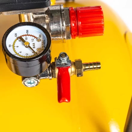 Компрессор воздушный BCV2200/100, ременный привод, 2.2 кВт, 100 литров, 370 л/мин Denzel 58110 купить в Нижневартовске