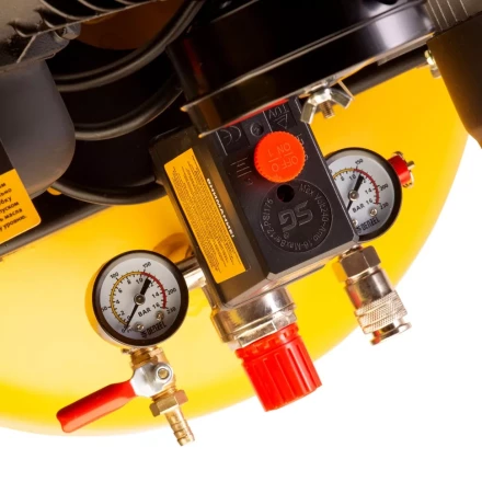 Компрессор воздушный BCV2200/100V, ременный привод , 2.3 кВт, 100 литров, 440 л/мин Denzel 58112 купить в Нижневартовске