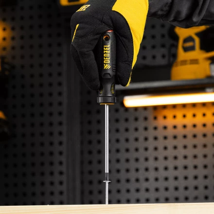 Отвертка, PH1х100 мм, S2, 3к рукоятка Denzel 121747 купить в Нижневартовске