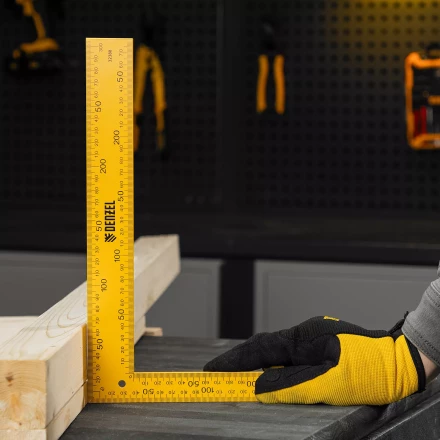 Угольник стальной Denzel, 200 х 300 мм, 32388 купить в Нижневартовске