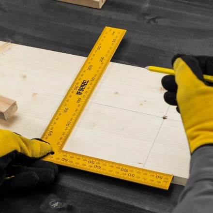 Угольник стальной Denzel, 200 х 300 мм, 32388 купить в Нижневартовске