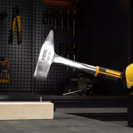 Молоток слесарный 800 г Denzel 10405, цельнометаллический, двухкомпонентная рукоятка купить в Нижневартовске