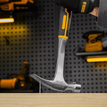 Молоток-гвоздодер 560 г Denzel 10424, цельнометаллический, двухкомпонентная рукоятка купить в Нижневартовске