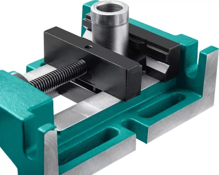 Тиски KRAFTOOL станочные трехсторонние 32716-100 купить в Нижневартовске