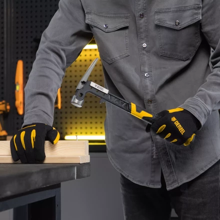 Молоток строительный 450 г, цельнокованый,боек с магнитом, двухкомп. обрезин. рук-ка Denzel 10468 купить в Нижневартовске