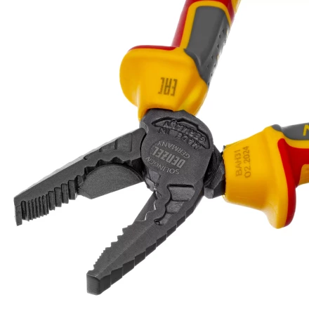 Плоскогубцы комбинированные Denzel 17085, диэлектрические трехкомпонентные рукоятки до 1000 В, 165 мм купить в Нижневартовске