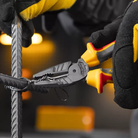 Плоскогубцы комбинированные Denzel 17085, диэлектрические трехкомпонентные рукоятки до 1000 В, 165 мм купить в Нижневартовске