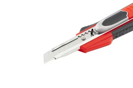 Нож 9мм, выдвижное лезвие, металлическая направляющая, двойная фиксация, эргономичная двухкомпонентная рукоятка MATRIX QUIK BLADE 78934 купить в Нижневартовске