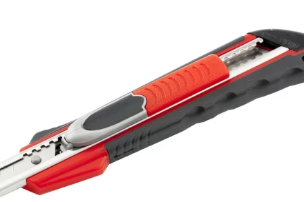 Нож 9мм, выдвижное лезвие, металлическая направляющая, двойная фиксация, эргономичная двухкомпонентная рукоятка MATRIX QUIK BLADE 78934 купить в Нижневартовске