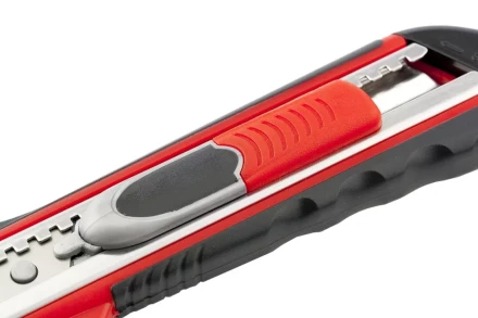 Нож 18мм, выдвижное лезвие, металлическая направляющая, двойная фиксация, эргономичная двухкомпонентная рукоятка MATRIX QUIK BLADE 78936 купить в Нижневартовске