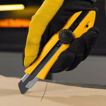 Нож Denzel, 18 мм, сменное лезвие, SK4, метал. направляющая, винтовой фиксатор, 78943 купить в Нижневартовске