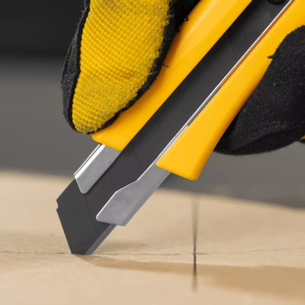 Нож Denzel, 18 мм, сменное лезвие, SK4, метал. направляющая, винтовой фиксатор, 78943 купить в Нижневартовске