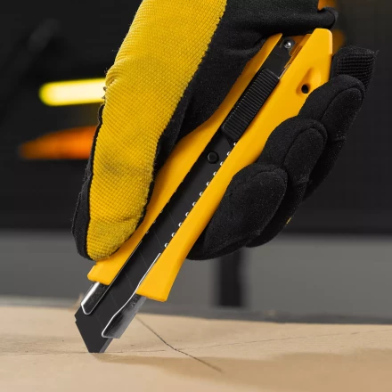 Нож Denzel, 18 мм, сменное лезвие, SK4, метал. направляющая, нажимной фиксатор, 78942 купить в Нижневартовске