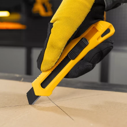 Нож Denzel, 18 мм, сменное лезвие, SK4, облегченный корпус, нажимной фиксатор, 78941 купить в Нижневартовске