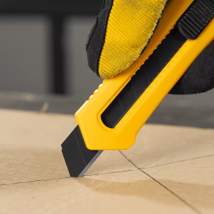 Нож Denzel, 18 мм, сменное лезвие, SK4, облегченный корпус, нажимной фиксатор, 78941 купить в Нижневартовске