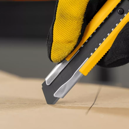 Нож Denzel, 18 мм, сменное лезвие, SK4, метал. направляющая, клипса, нажимной фиксатор, 78940 купить в Нижневартовске