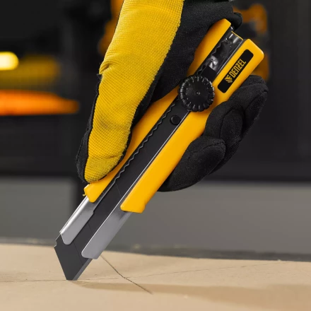 Нож Denzel, 25 мм, сменное лезвие, SK4, корпус из TPR, метал. направляющая, винтовой фиксатор, 78945 купить в Нижневартовске