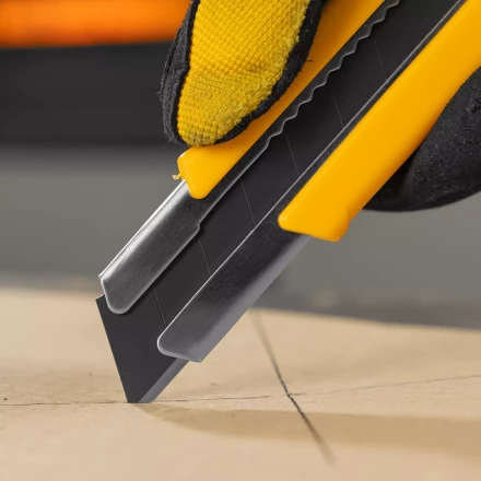 Нож Denzel, 25 мм, сменное лезвие, SK4, корпус из TPR, метал. направляющая, винтовой фиксатор, 78945 купить в Нижневартовске