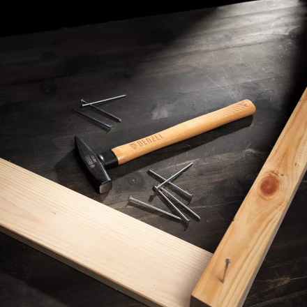 Молоток слесарный, 300 г Denzel, кованый квадратный боек, буковая рукоятка, 10427 купить в Нижневартовске