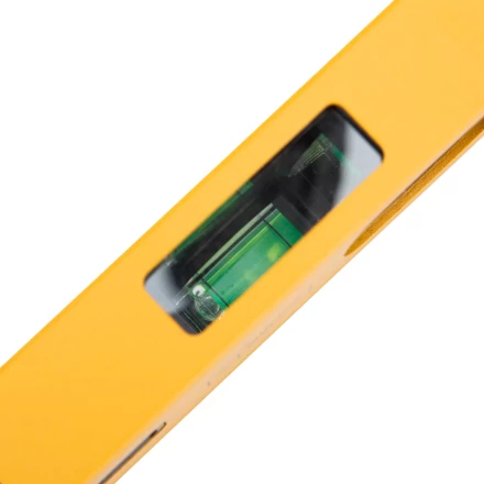 Уровень алюминиевый Denzel 33690, магнит., фрезерованный, 3 глазка (1 зеркал.), 0,5 мм/м, 400 мм купить в Нижневартовске