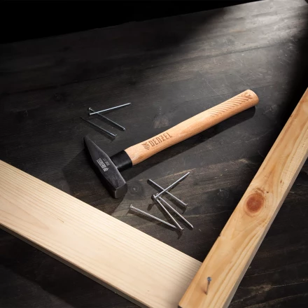 Молоток слесарный, 500 г Denzel, кованый квадратный боек, буковая рукоятка, 10429 купить в Нижневартовске