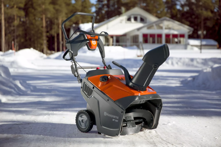 Бензиновый снегоуборщик Husqvarna ST 131 купить в Нижневартовске