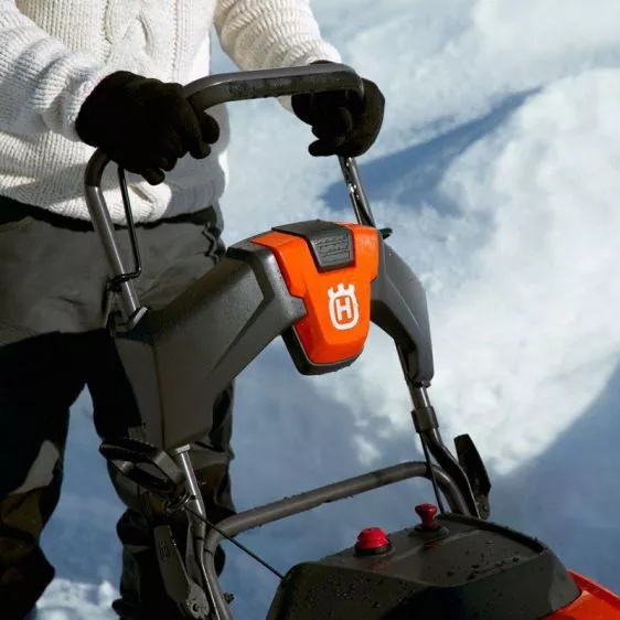 Бензиновый снегоуборщик Husqvarna ST 131 купить в Нижневартовске
