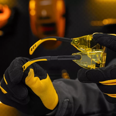 Очки защитные открытые Denzel 89202, поликарбонатные, увеличенная желтая линза, регулируемые дужки купить в Нижневартовске