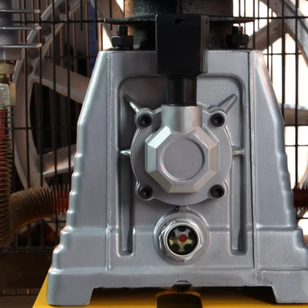 Компрессор воздушный, ременный привод BCI5500-T/270, 5.5 кВт, 270 литров, 850 л/мин Denzel 58129 купить в Нижневартовске