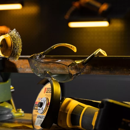 Очки защитные открытые Denzel 89203, поликарбонатные, увеличенная дымчатая линза, регулируемые дужки купить в Нижневартовске