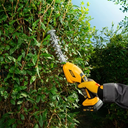 Ножницы-кусторез аккумуляторные Denzel CGS-100, 18В Li-Ion 59430 купить в Нижневартовске