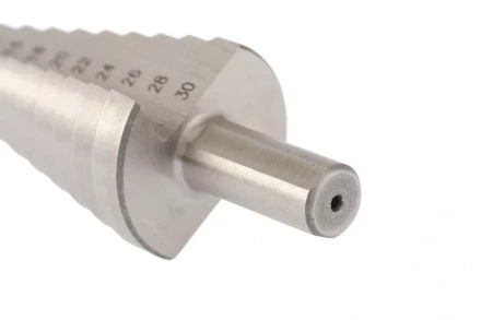 Сверло ступенчатое 6-8-10-12-14-16-18-20-22-24-26-28-30 мм Р6М5 трехгранный хвостовик Барс 72362 купить в Нижневартовске